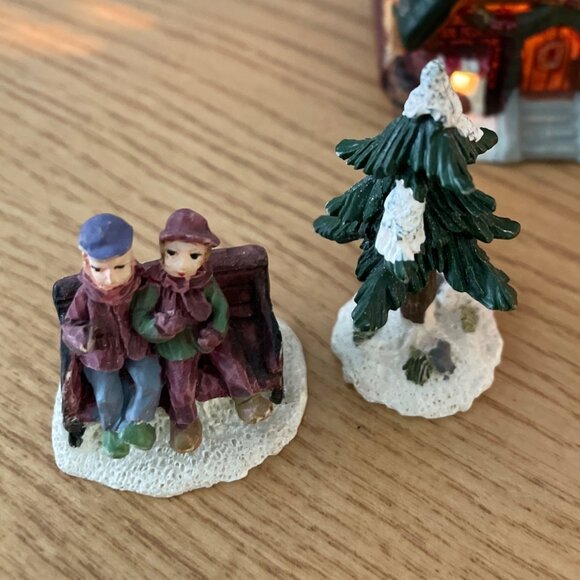 Vtg Holiday Traditions 8 Pc Lighted Christmas Village Set Hand Painted Porcelain - Picture 7 of 15